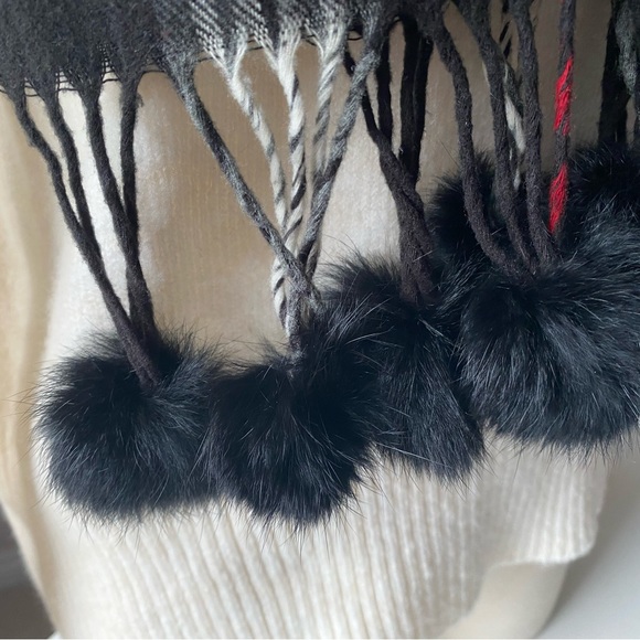 Cashmink scarf with fur tassels - Picture 3 of 9